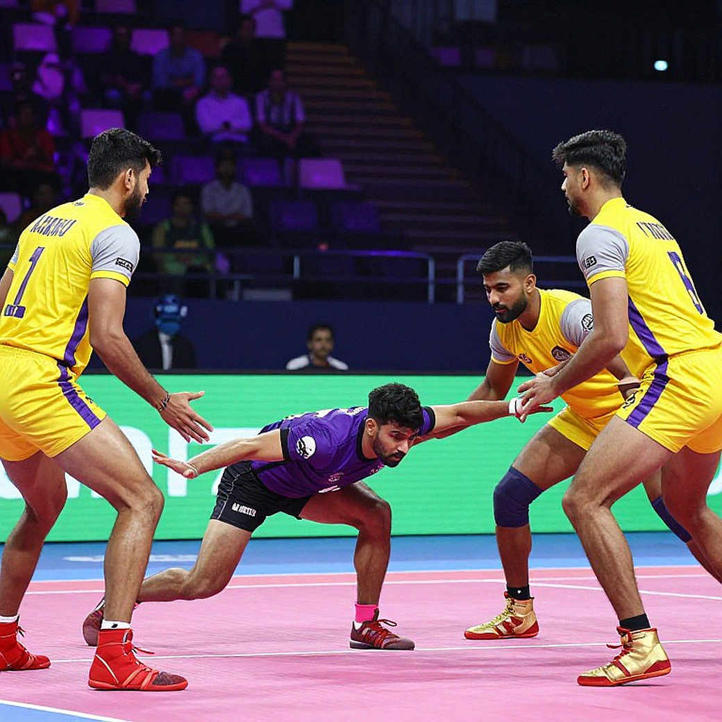 ট্রফি টি১-এর হাতে, কিন্তু মডেল বলছে ফারাকটা পদকের চেয়ে অনেক ছোট